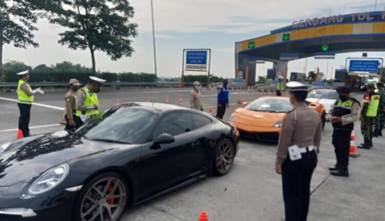 AKP Andhika saat memberhentikan super car di exit Tol