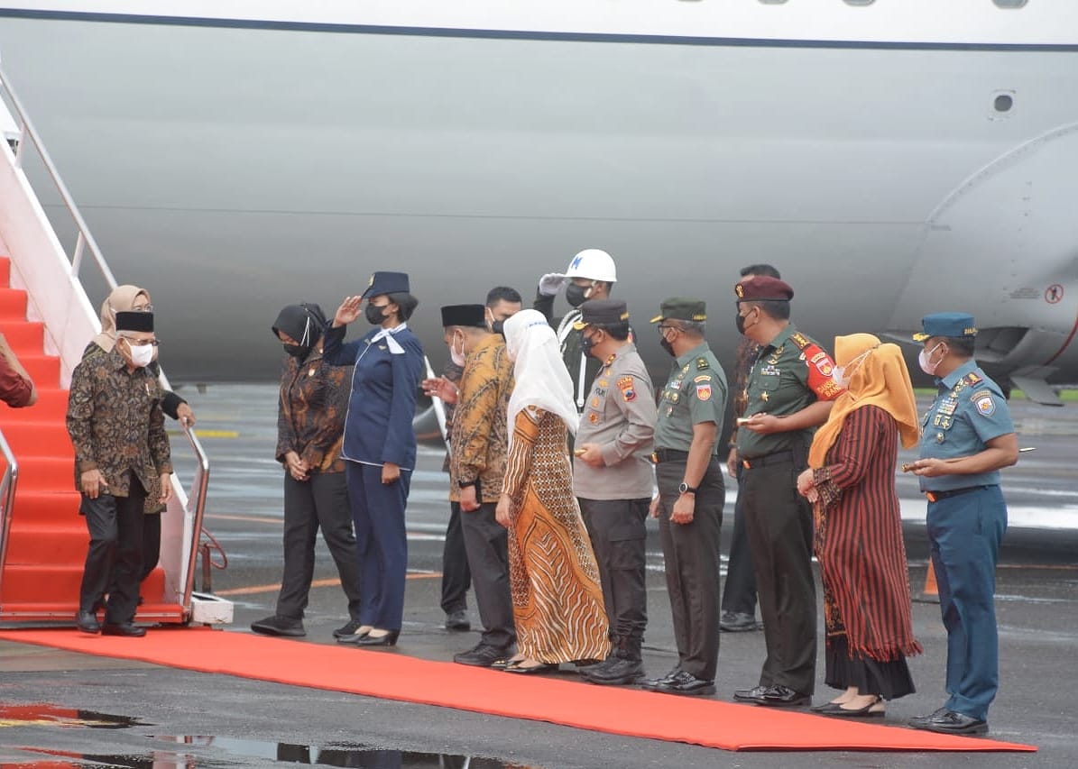 Wapres RI ,K.H.Ma'ruf Amin saat tiba di Lanumad Ahmad Yani Semarang disambut oleh Danlanal Semarang Kolonel Mar Hariyono Masturi dan Forkopimda Jateng.(Foto:Bud/Pen)