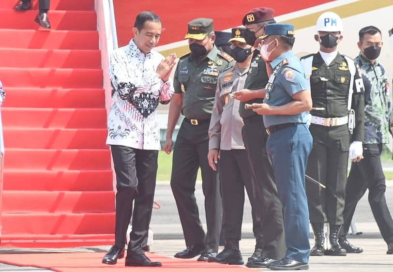 Komandan Pangkalan Tni Al Semarang Sambut Kedatangan Presiden Ri